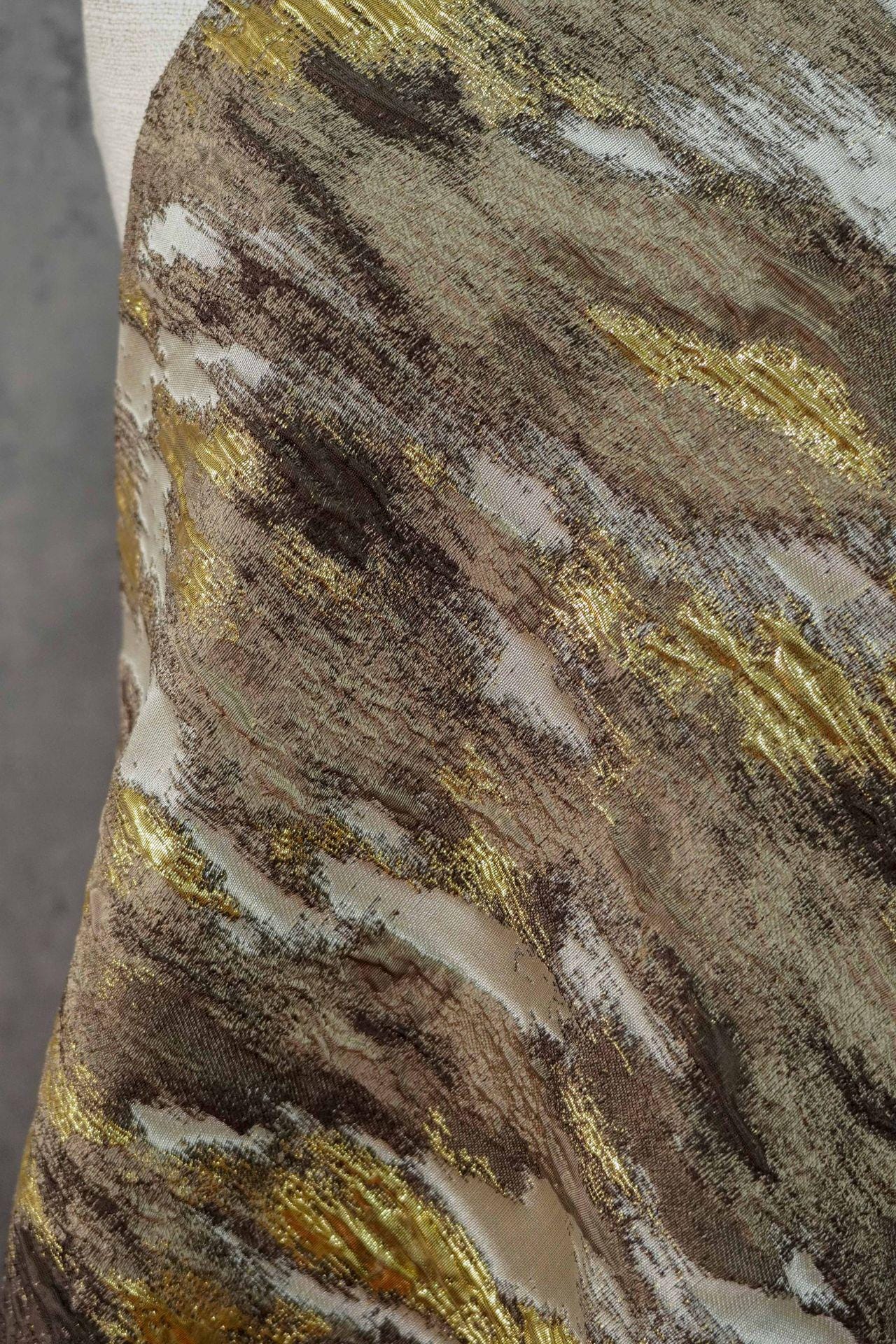 Tissu jacquard de luxe à motif écorce d'arbre en relief avec fils dorés, largeur 55 pouces