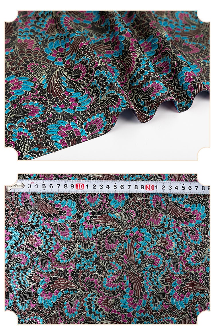 Tissu brocart à motif de plumes de paon : mélange de soie chinoise et de rayonne à fleurs magenta