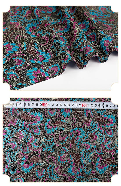 Tissu brocart à motif de plumes de paon : mélange de soie chinoise et de rayonne à fleurs magenta