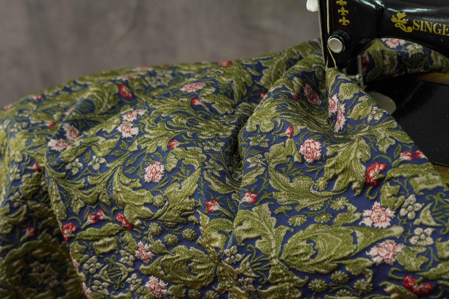 Tissu d'ameublement jacquard à motifs floraux : style victorien-édouardien, 140 cm de large