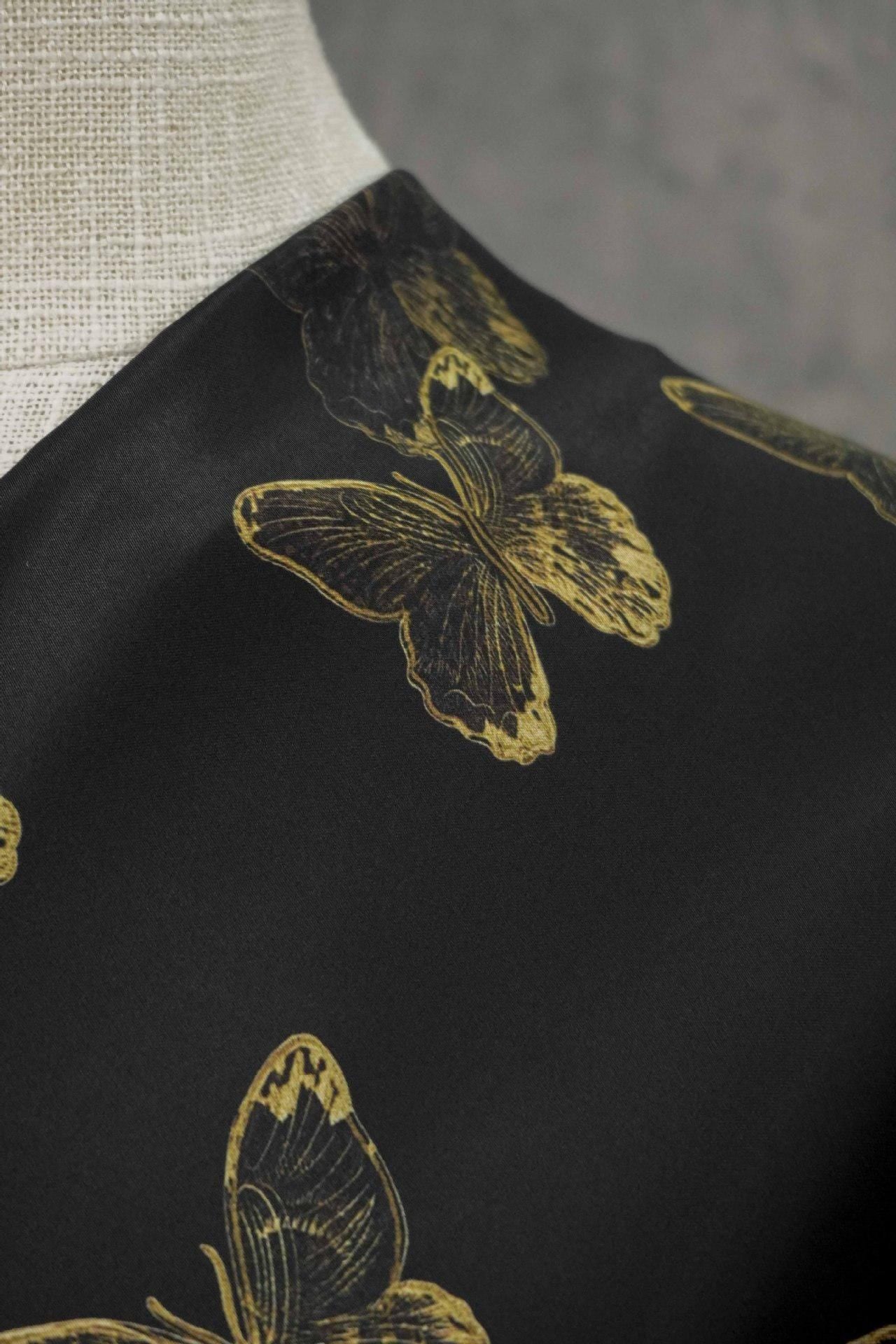 Tissu jacquard satiné soyeux à motif papillon - Largeur : 150 cm - Couture, costumes et décoration
