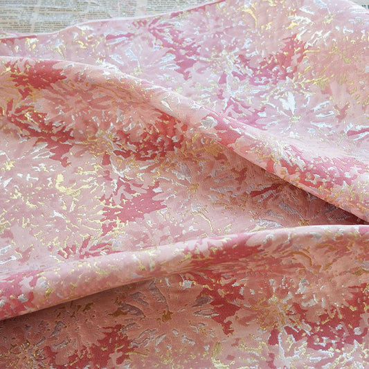 Tissu jacquard tissé à fil d'or : motif floral en relief 3D scintillant (59 po de largeur, vendu au mètre)
