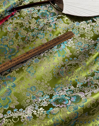 Tissu jacquard brocart vert : Satin brodé de motifs floraux et de vignes de Kuilong chinois