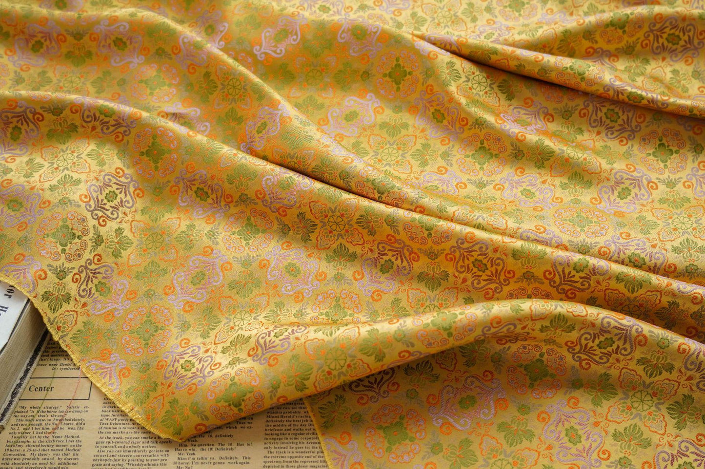 Tissu brocart de soie : style mongol-tibétain, 140 cm de large