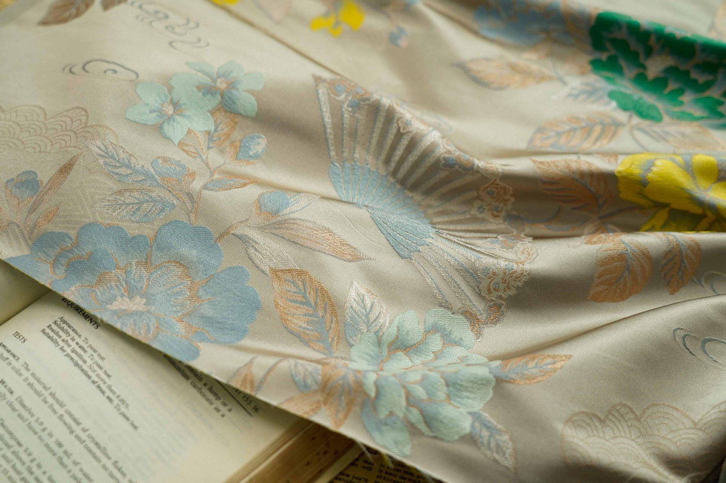 Tissu Rayon Peony Nishijin : Brocart floral japonais, 150 cm de large
