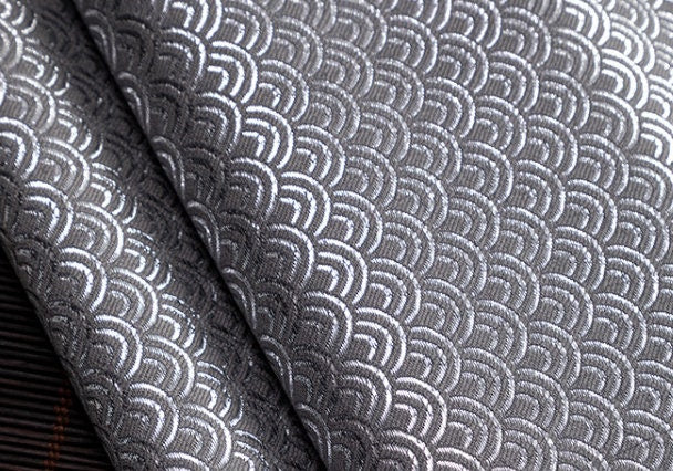 Tissu brocart floral : motif romantique français à écailles de poisson, mélange de soie et de rayonne