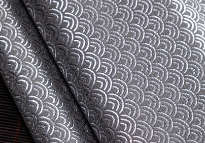 Tissu brocart floral : motif romantique français à écailles de poisson, mélange de soie et de rayonne