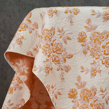 Tissu jacquard floral en relief : texture rigide 3D, ameublement et costumes - 157 cm de large