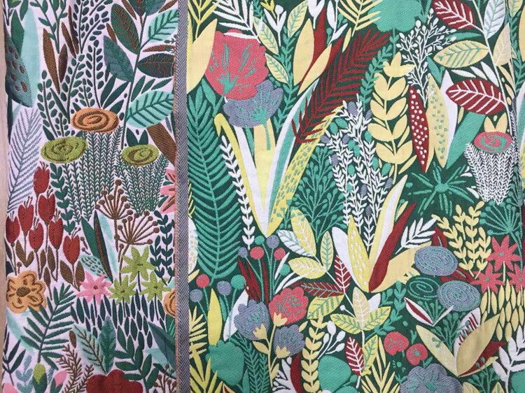 Tissu jacquard à motif floral : mélange de rayonne et de polyester teint en fil, 137 cm de large