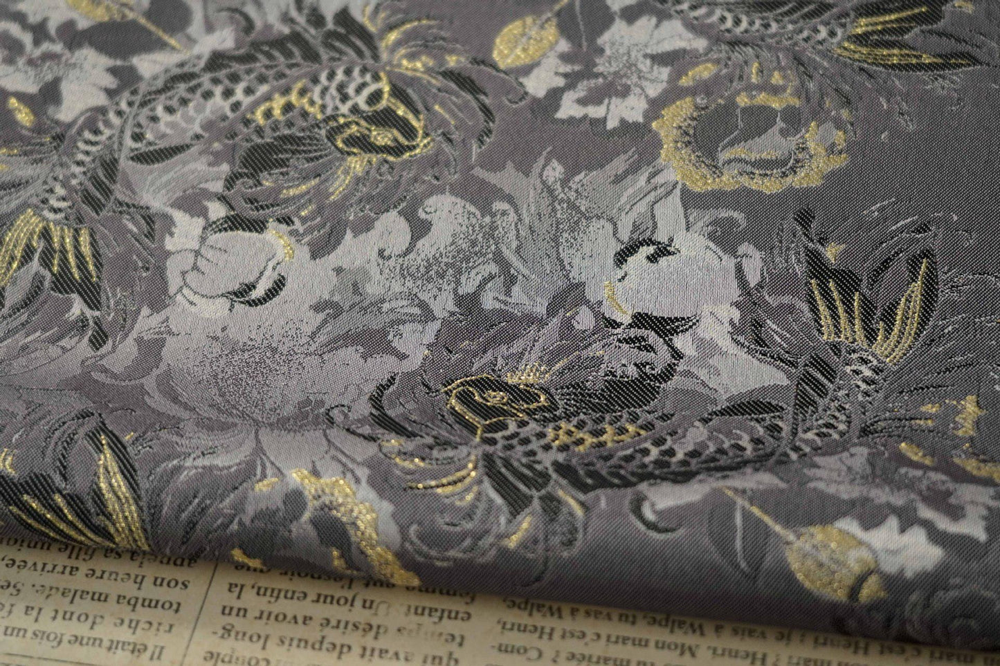 Tissu jacquard à motif de carpe dorée : tissu d'ameublement et de costumes à effet métallisé 3D