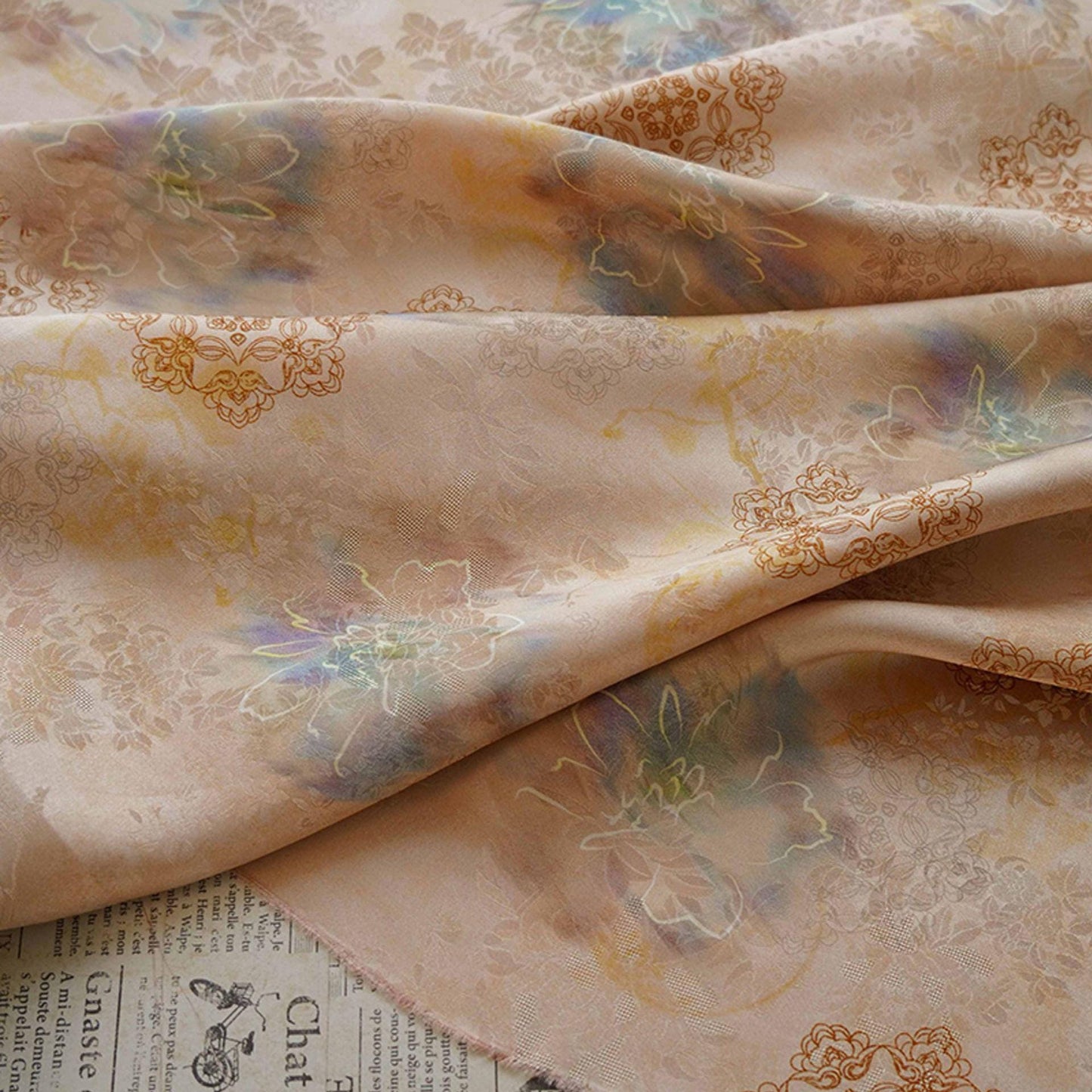Tissu satiné style palais : imprimé floral, 140 cm de large