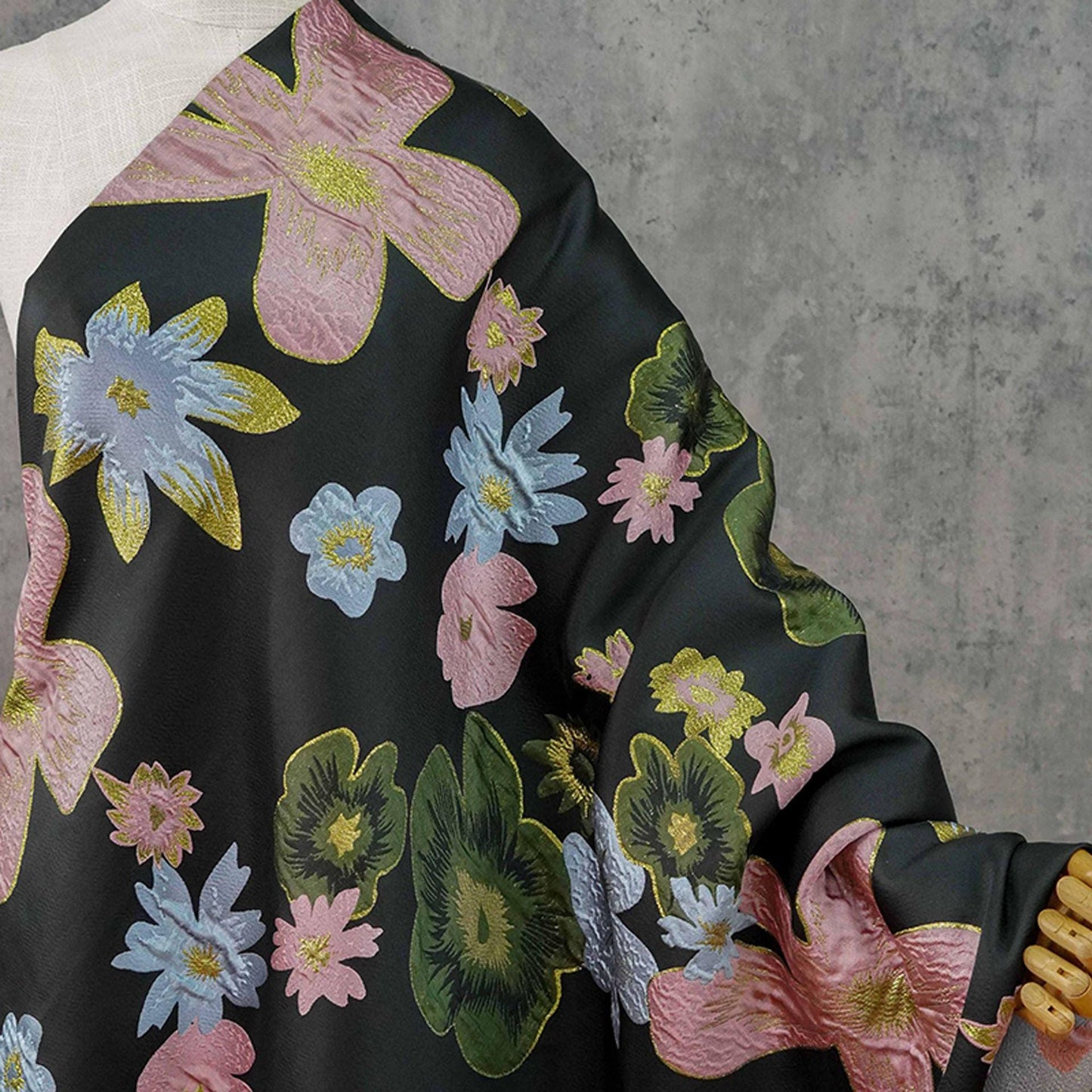 Tissu brocart floral à fils d'or : Robe élégante, ameublement et décoration d'intérieur