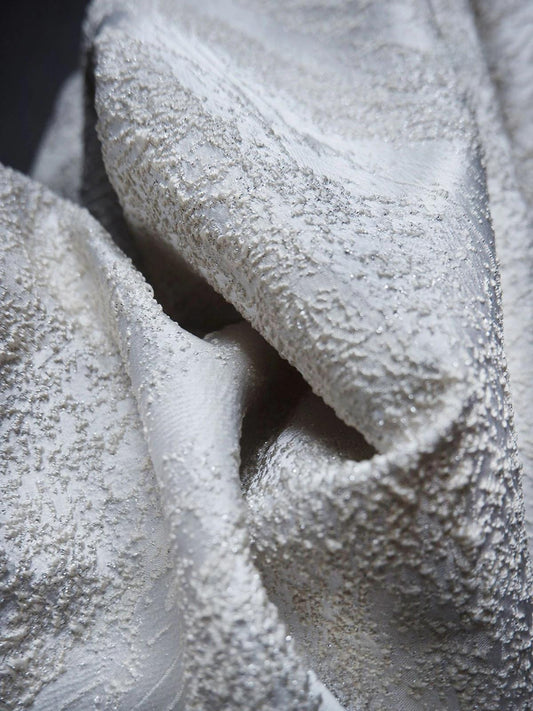 Tissu d'ameublement texturé : grain 3D, fil argenté, soie froissée