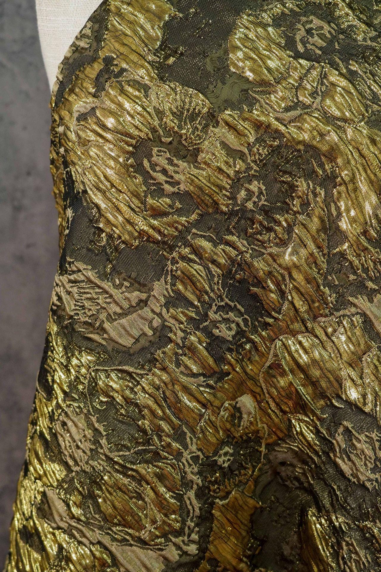 Tissu jacquard métallisé : blocs de couleur en relief pour robes et tenues de soirée