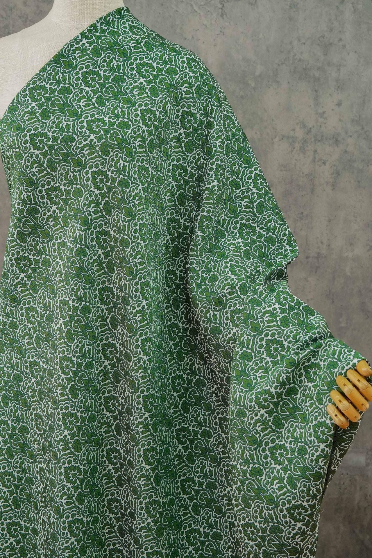 Tissu jacquard tissé à motif floral vert : réversible, pour ameublement, costumes, kimonos - 140 cm de large
