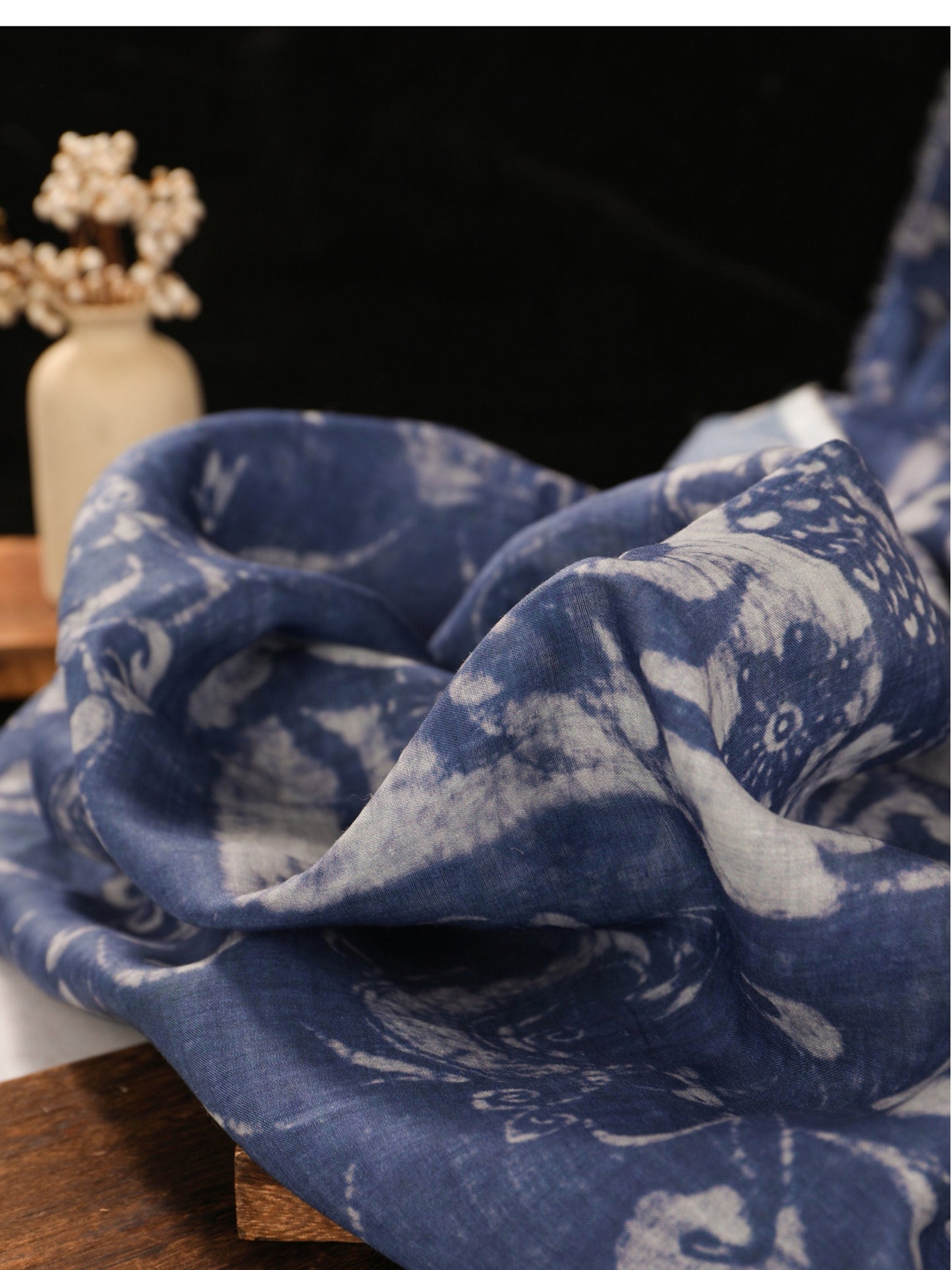 Tissu ramie imprimé totem bleu : fibre naturelle, 140 cm de large