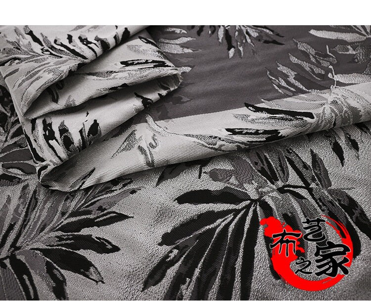 Tissu jacquard argenté : 150 cm de large. Idéal pour l’ameublement, les costumes et la décoration.