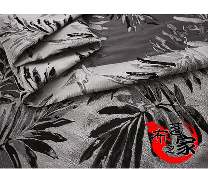 Tissu jacquard argenté : 150 cm de large. Idéal pour l’ameublement, les costumes et la décoration.