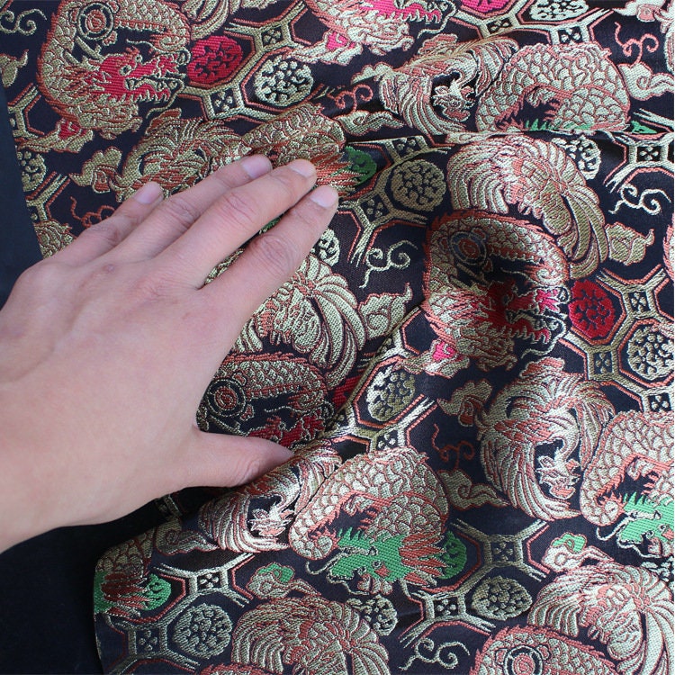 Tissu brocart japonais Nishijin : mélange de soie et de rayonne jacquard à motifs floraux