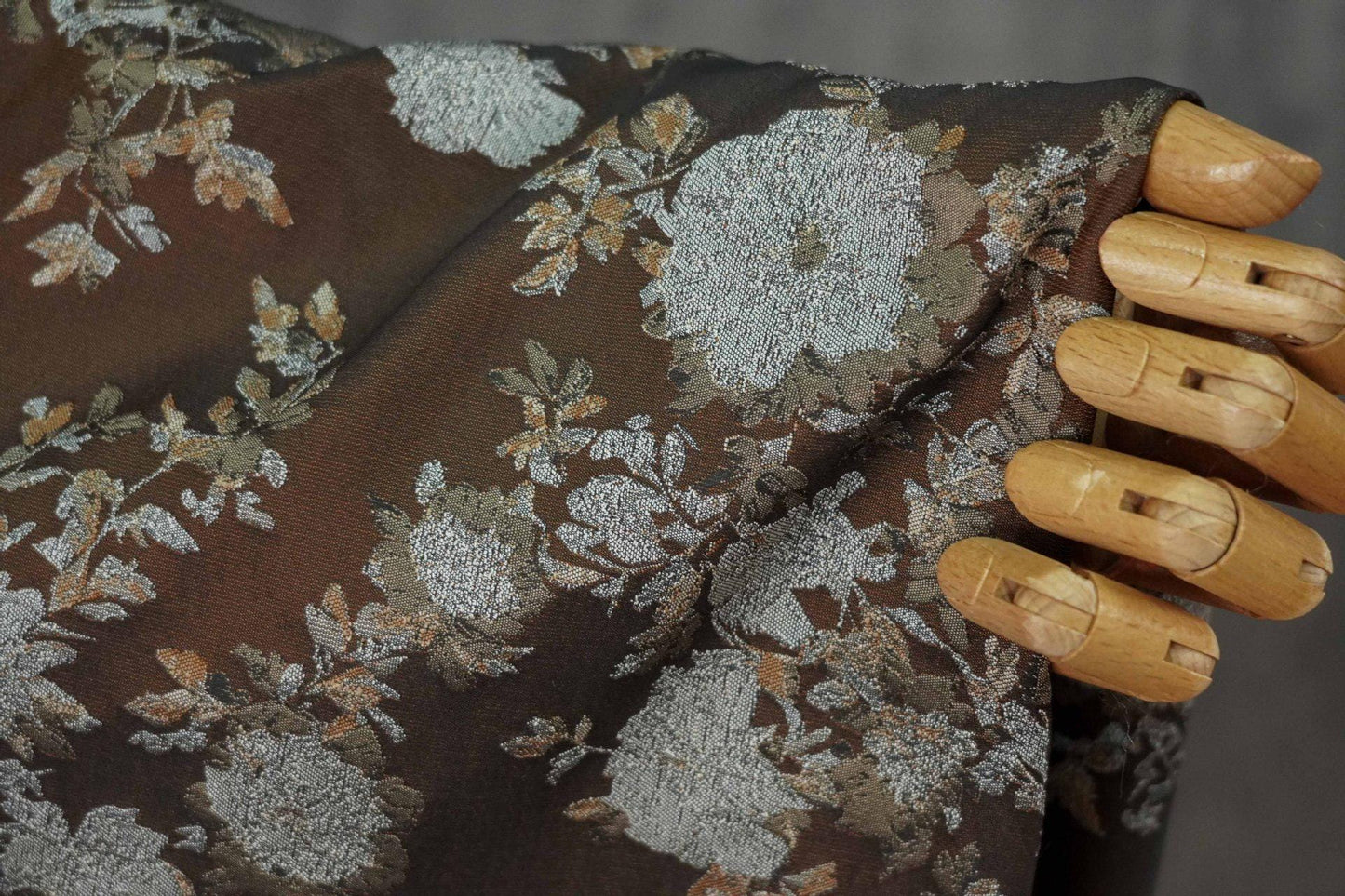Tissu jacquard style palais européen, motif feuilles et fleurs, collection Reserve, largeur 62 pouces