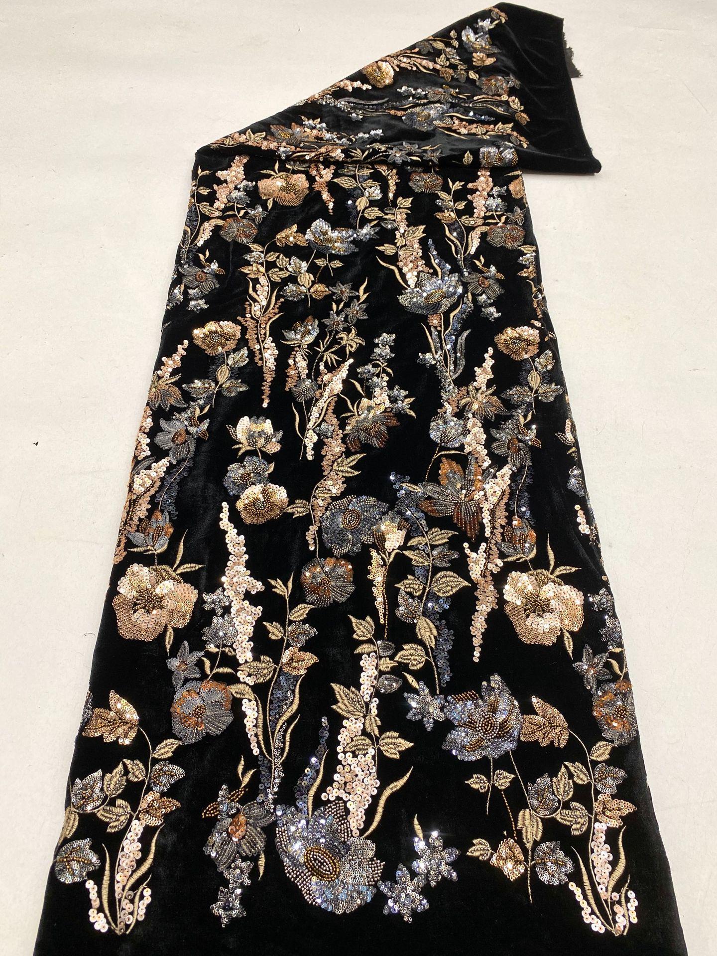 Tissu velours brodé à motifs floraux ���� Paillettes et perles" large