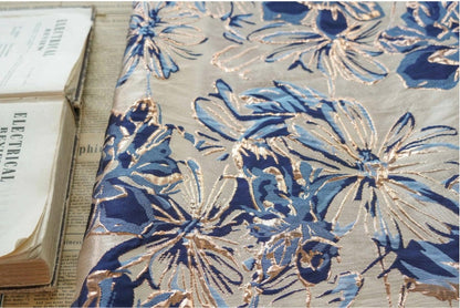 Tissu jacquard floral bleu à fil doré : 150 cm de large, gaufré, pour ameublement
