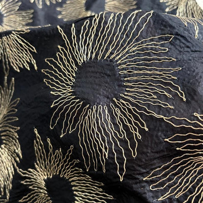 Tissu en soie de mûrier brodé de tournesols et de fils d'or - 114 cm de large