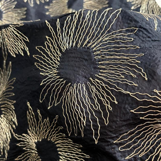 Tissu en soie de mûrier brodé de tournesols et de fils d'or - 114 cm de large