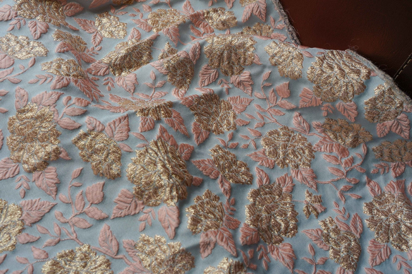 Tissu jacquard floral à fil doré : texture 3D, largeur 160 cm, ameublement et confection