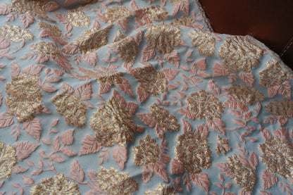 Tissu jacquard floral à fil doré : texture 3D, largeur 160 cm, ameublement et confection