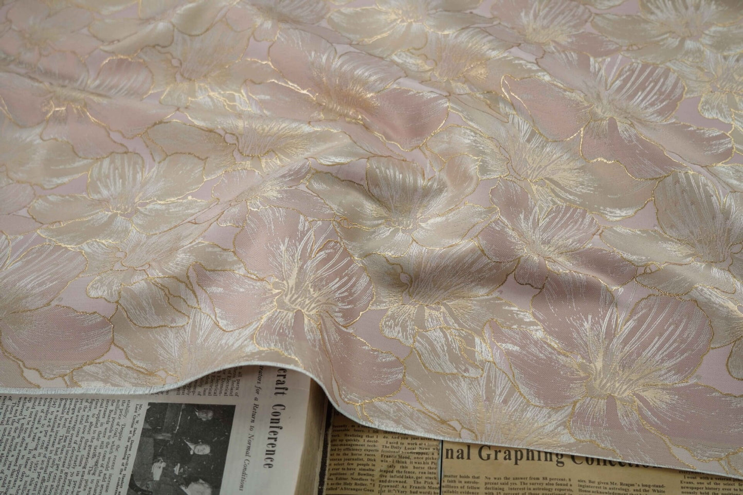 Tissu jacquard à broderie florale dorée : 162,5 cm de large. Idéal pour l’ameublement, les costumes et les rideaux. Vendu au mètre.