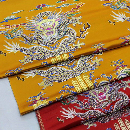 Tissu Dragon Volant Doré : Brocart Rouge et Or, Mélange de Soie et Rayonne (29" L)