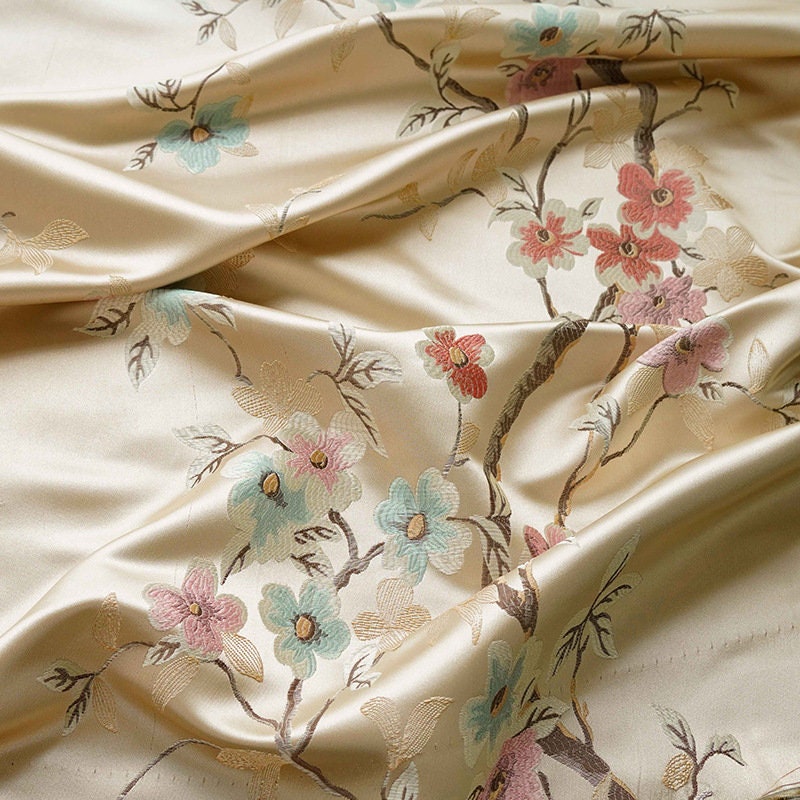 Tissu brocart Fleur de Prunier : Jacquard de rayonne champagne, 150 cm de large