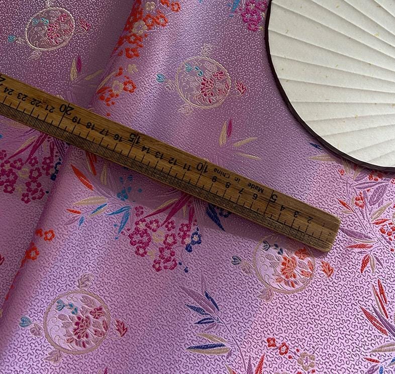 Brocart violet tissé Nishijin : Jacquard à fleurs et soie de bambou (29,5 po de largeur, vendu au mètre)