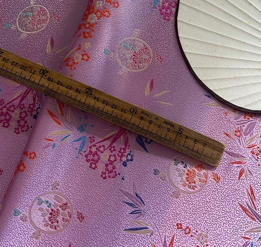 Brocart violet tissé Nishijin : Jacquard à fleurs et soie de bambou (29,5 po de largeur, vendu au mètre)