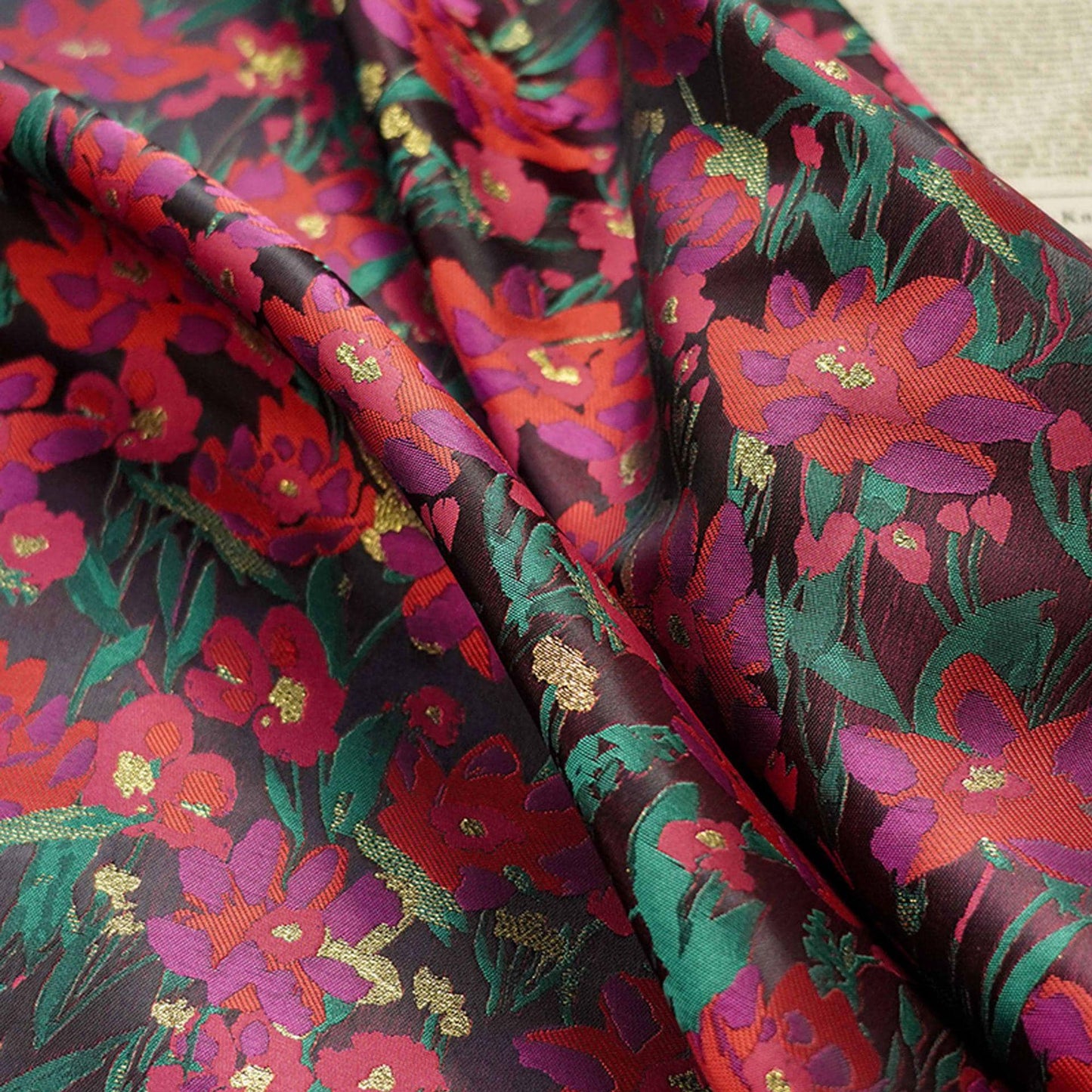 Tissu jacquard à motif floral avec fil doré : texture 3D, largeur 165 cm