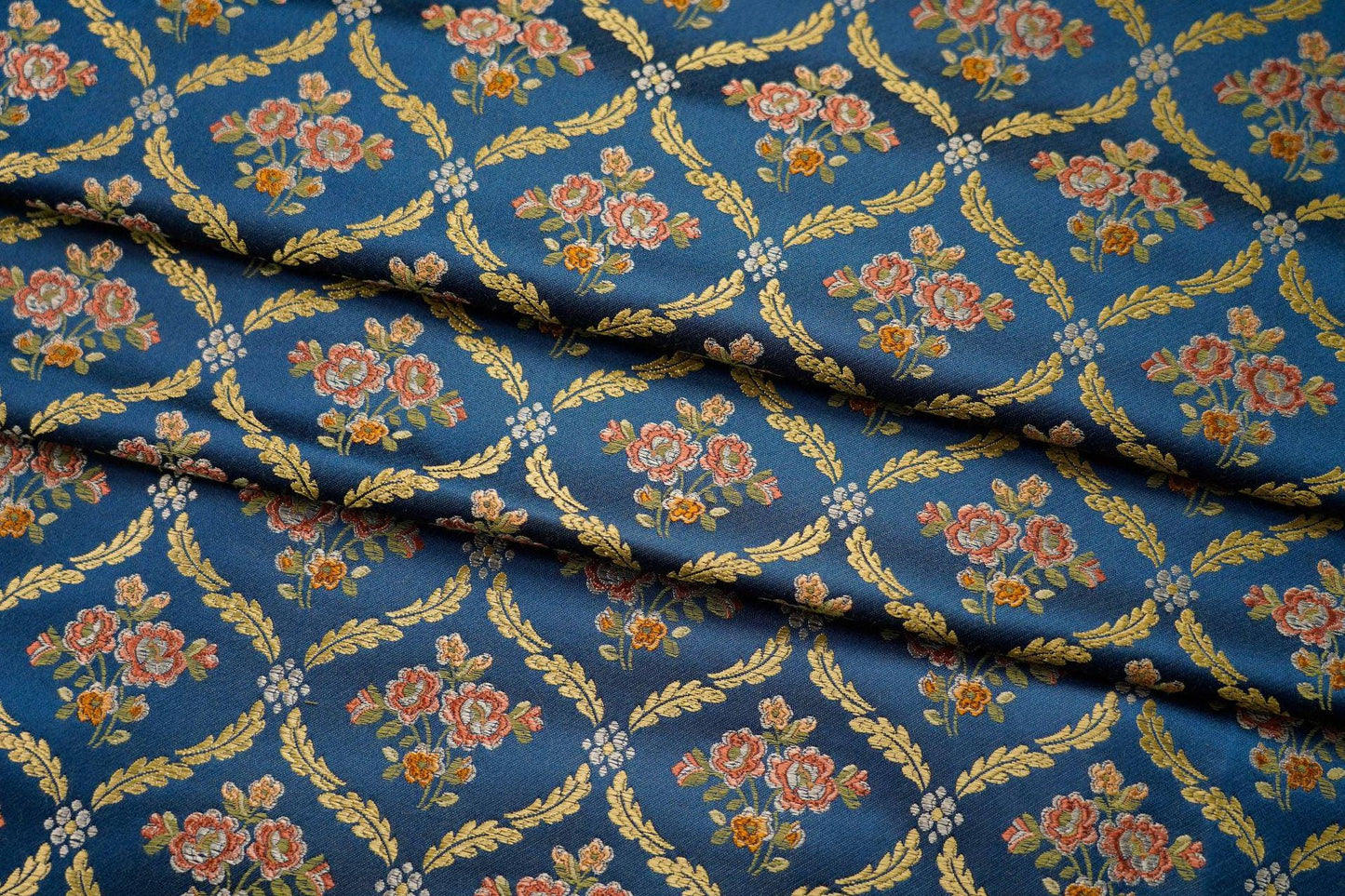 Tissu jacquard à fil doré : motif floral 3D pour ameublement, confection de robes de bal - 140 cm de large