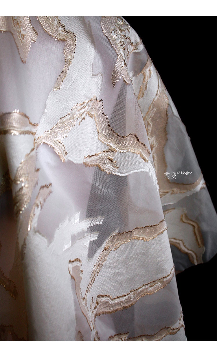 Tissu organza jacquard 3D doré : tissu transparent gaufré, 145 cm de large