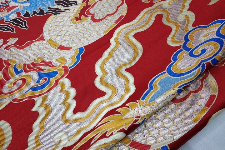Tissu Dragon Volant Rouge Chinois : Brocart de Satin de Soie, 74 cm de large