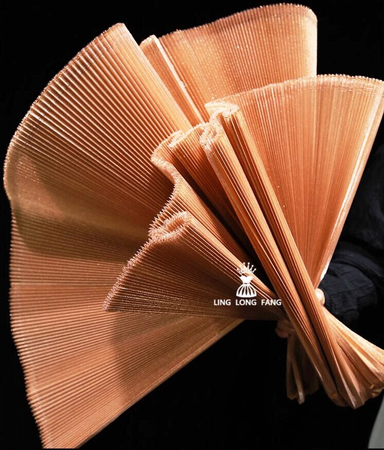 Tulle plissé : texture brillante et froissée, 150 cm de large