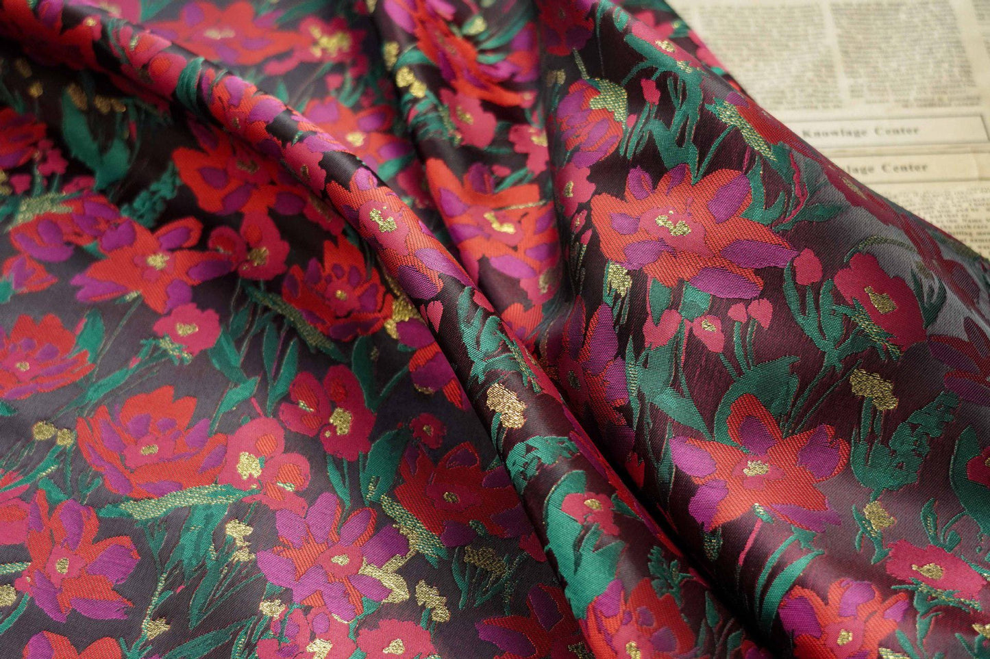Tissu jacquard à motif floral avec fil doré : texture 3D, largeur 165 cm