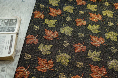 Tissu jacquard brocart vintage : motif feuille d’érable en relief et fils dorés, 152 cm de large