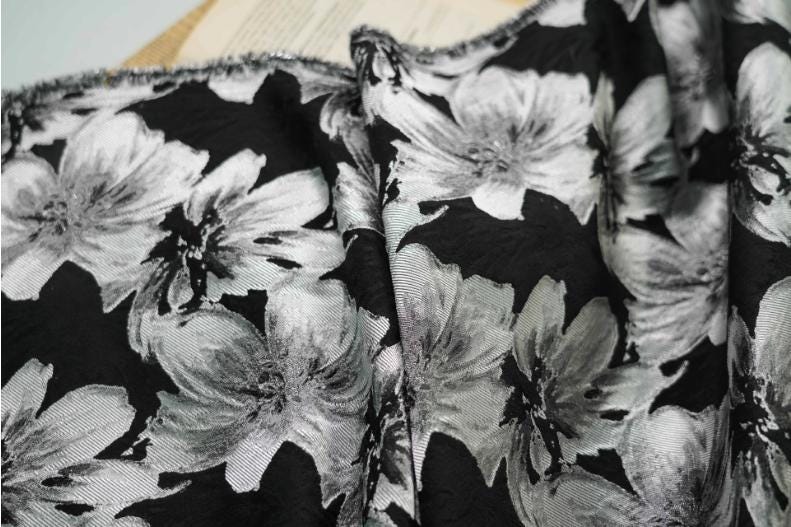 Tissu jacquard à motif floral : mélange soie-rayonne de 150 cm de large