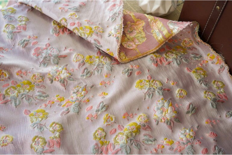 Tissu jacquard à fil doré : texture florale 3D, largeur 140 cm