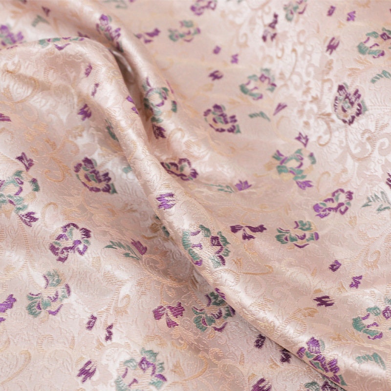 Tissu brocart lotus : damas de soie et rayonne de 150 cm de large