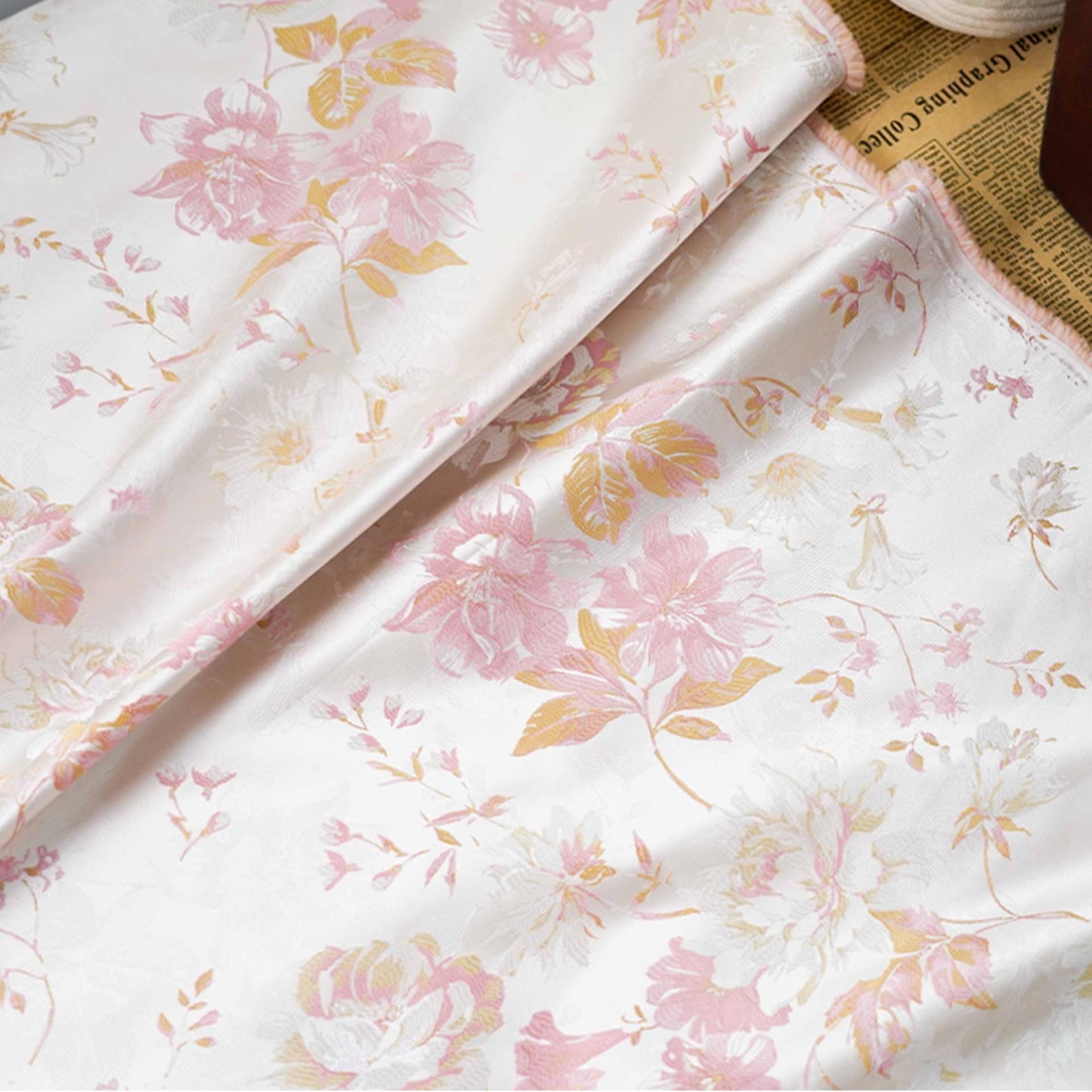 Tissu jacquard à motif floral et fil doré : texture 3D, largeur 160 cm, vendu au mètre