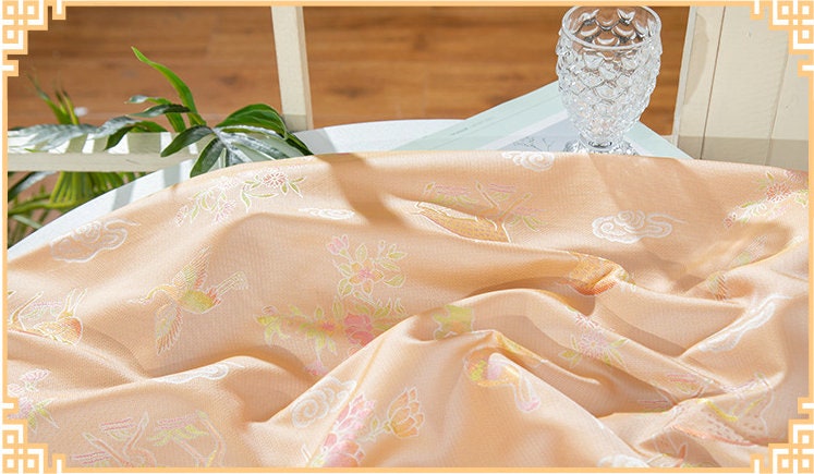 Tissu jacquard à motif cerf Sika : mélange de soie et de rayonne aux reflets colorés