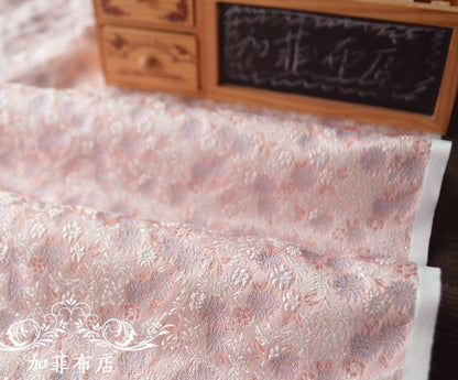 Tissu damassé en brocart de soie : matière tissée de bon augure