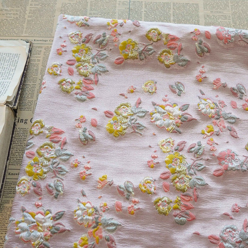 Tissu jacquard à fil doré : texture florale 3D, largeur 140 cm