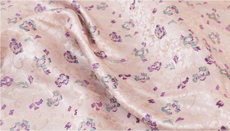 Tissu brocart lotus : damas de soie et rayonne de 150 cm de large
